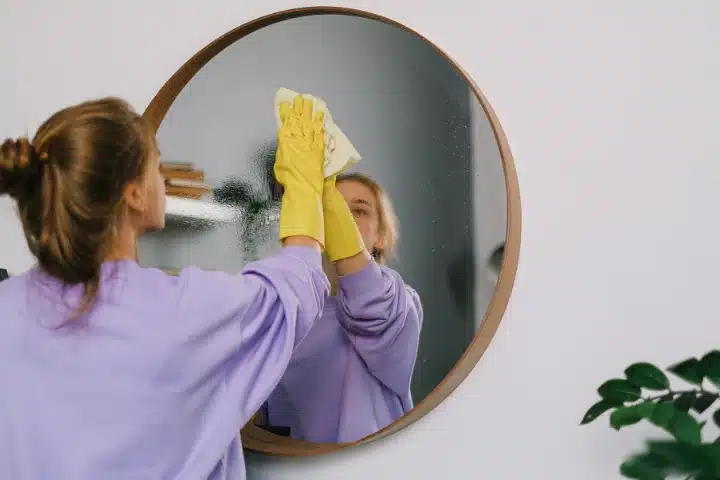 femme de ménage à toulouse nettoyant un miroir